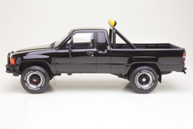 Toyota Hilux SR5 1985, musta - Sulje napsauttamalla kuva