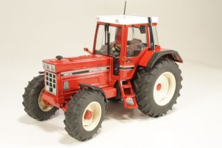 International 1455XL 1981, red