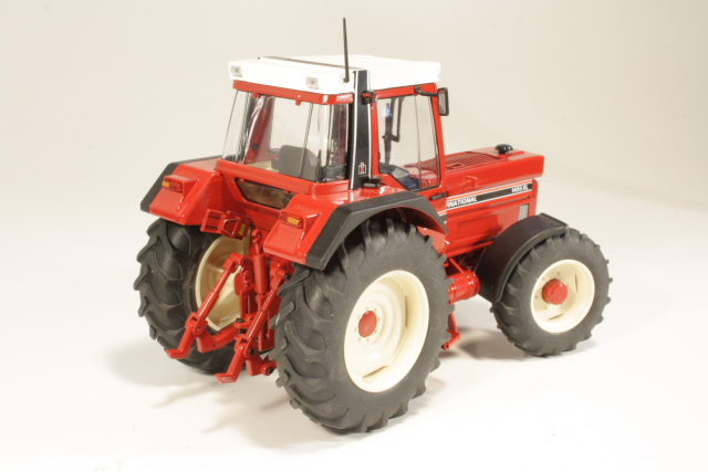 International 1455XL 1981, red