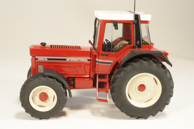 International 1455XL 1981, red