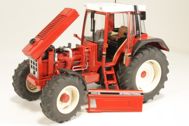 International 1455XL 1981, red