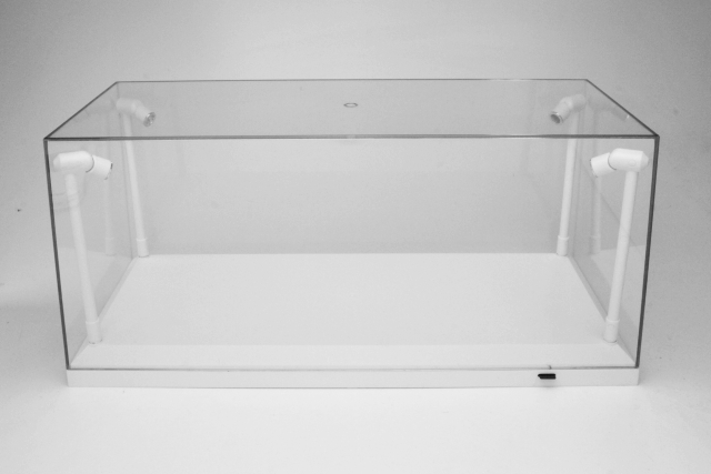 Muovikotelo 1:18 LED-valoilla, valkoinen alusta