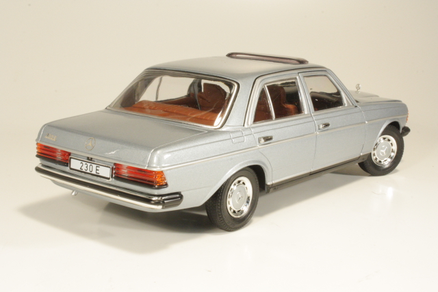Mercedes 230E (w123) 1980, vaaleansininen