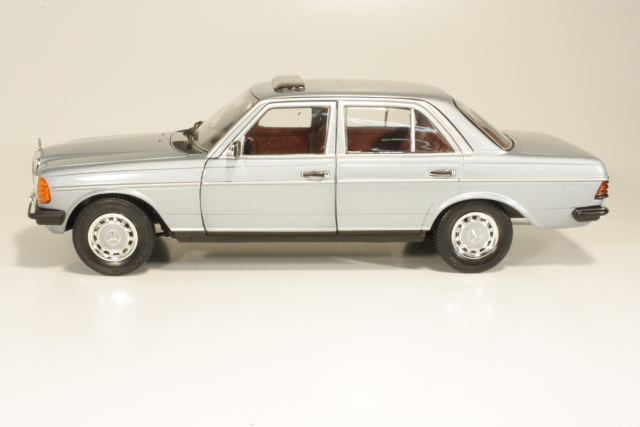 Mercedes 230E (w123) 1980, vaaleansininen