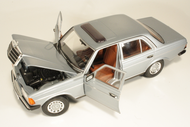 Mercedes 230E (w123) 1980, vaaleansininen
