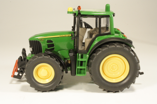 John Deere 7530 2006, green