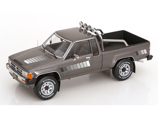 Toyota Hilux 1985, harmaa