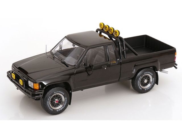 Toyota Hilux 1985, musta