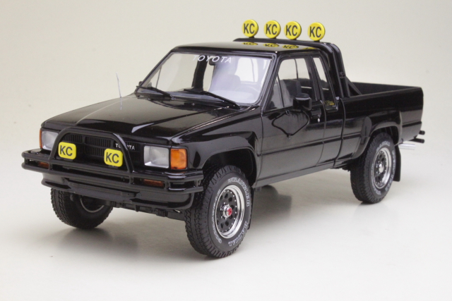 Toyota Hilux Xtra Cab 4x4 1985, musta