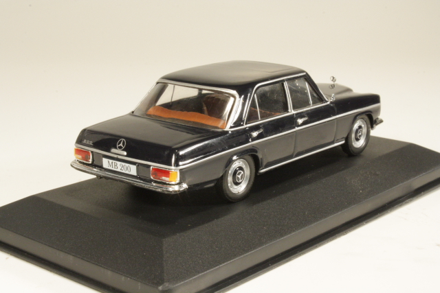 Mercedes 200 (w115) 1968, tummansininen - Sulje napsauttamalla kuva