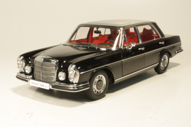 Mercedes 300SEL 6.3 1970, musta