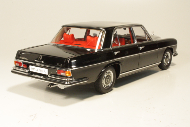 Mercedes 300SEL 6.3 1970, musta