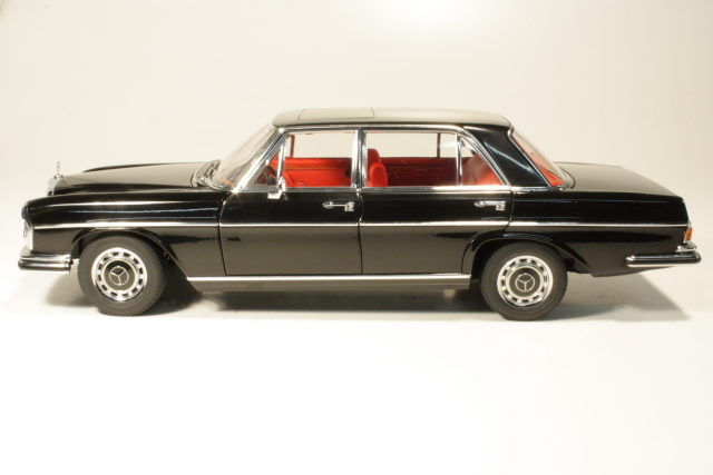 Mercedes 300SEL 6.3 1970, musta