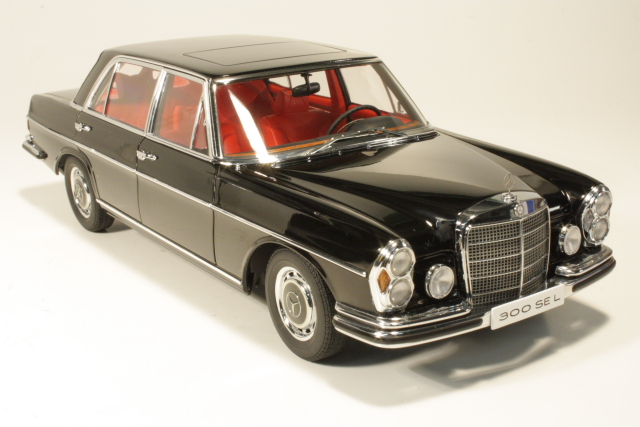 Mercedes 300SEL 6.3 1970, musta