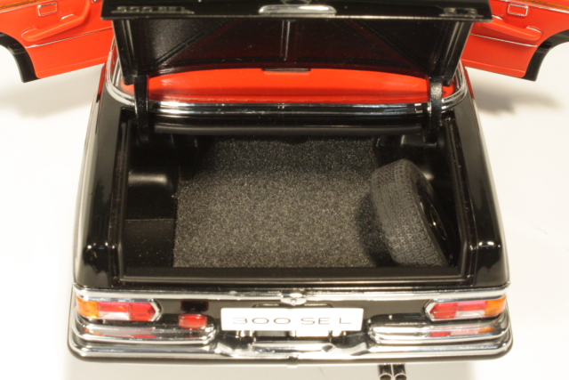 Mercedes 300SEL 6.3 1970, musta