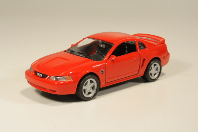 Ford Mustang GT 1999, punainen