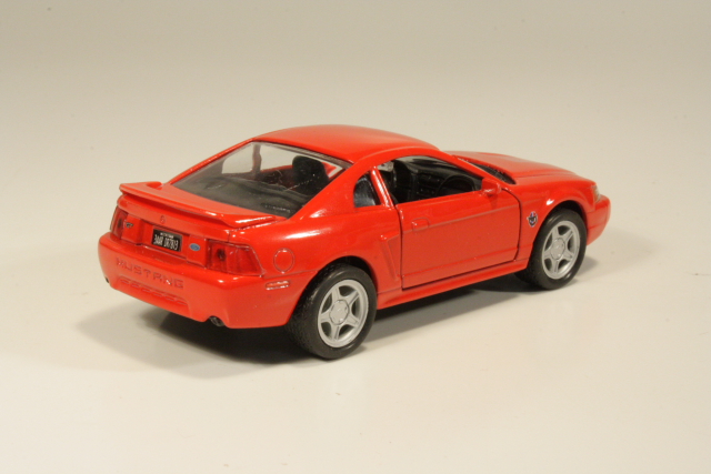 Ford Mustang GT 1999, punainen