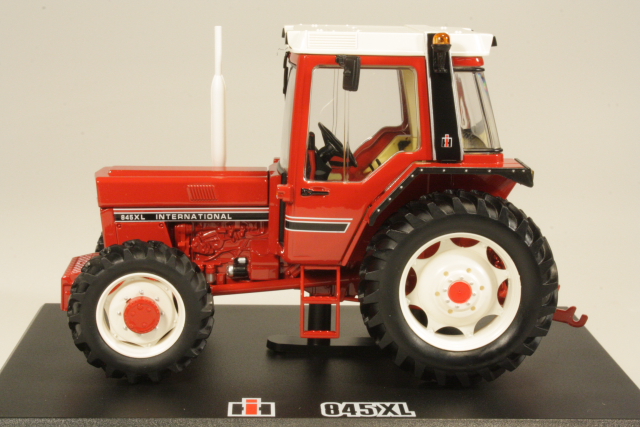 International 845XL, red