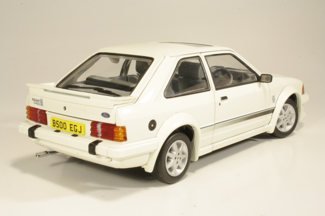Ford Escort Mk3 RS Turbo 1984, valkoinen