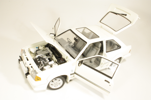 Ford Escort Mk3 RS Turbo 1984, valkoinen