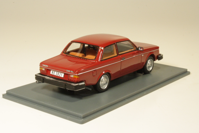 Volvo 242DL 1979, red