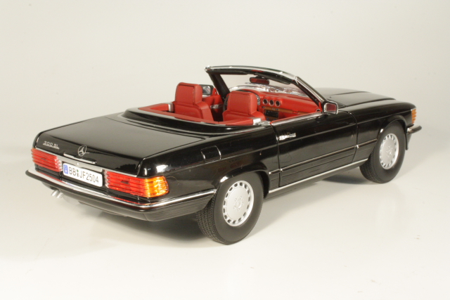 Mercedes 300SL (R107) 1978, musta