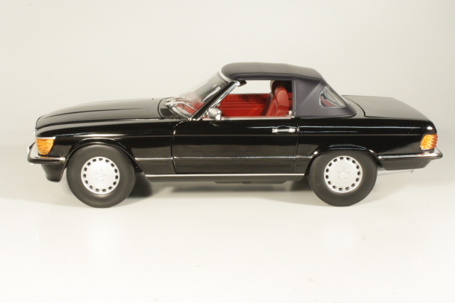 Mercedes 300SL (R107) 1978, musta