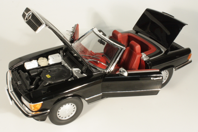 Mercedes 300SL (R107) 1978, musta