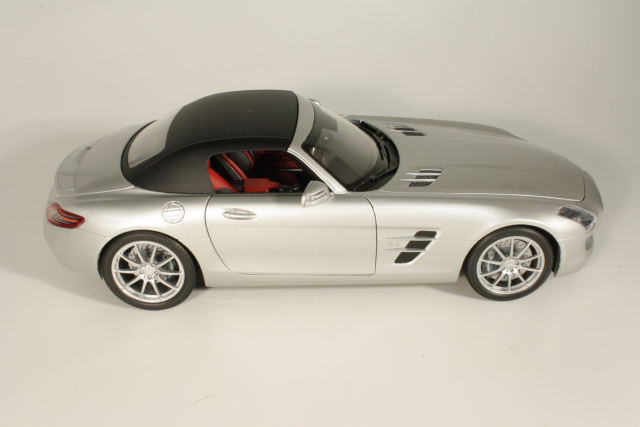 Mercedes SLS AMG Roadster (R197) 2011, hopea - Sulje napsauttamalla kuva