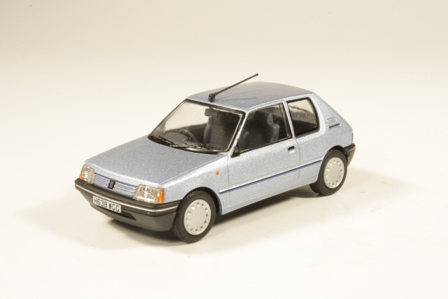 Peugeot 205 1.1 'Look', sininen - Sulje napsauttamalla kuva