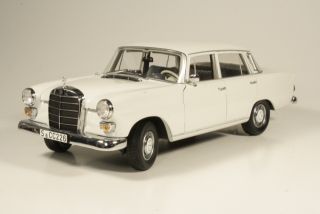 Mercedes 200 Limousine (w110) 1966, valkoinen - Sulje napsauttamalla kuva