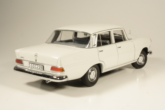 Mercedes 200 Limousine (w110) 1966, valkoinen
