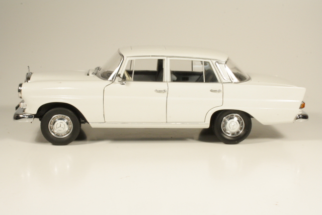 Mercedes 200 Limousine (w110) 1966, valkoinen