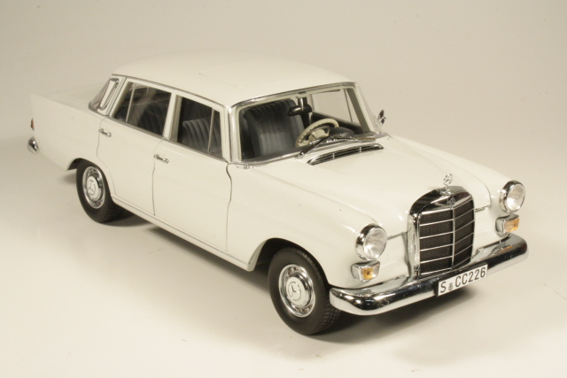 Mercedes 200 Limousine (w110) 1966, valkoinen - Sulje napsauttamalla kuva