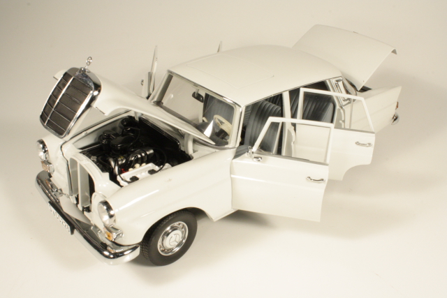 Mercedes 200 Limousine (w110) 1966, valkoinen