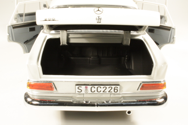Mercedes 200 Limousine (w110) 1966, valkoinen