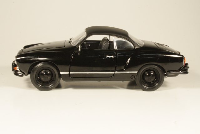 VW Karmann Ghia 1966, musta "Black Bandit"