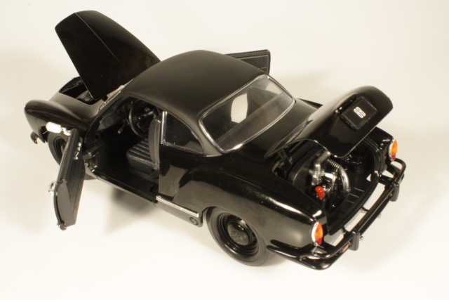 VW Karmann Ghia 1966, musta "Black Bandit"
