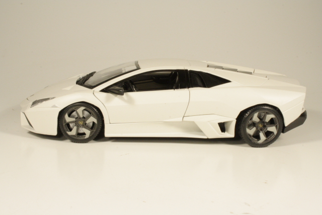 Lamborghini Reventon, white