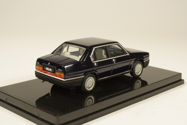 Alfa Romeo 90 Berlina, tummansininen