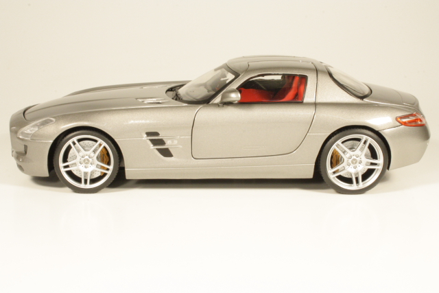 Mercedes SLS AMG 2011, silver