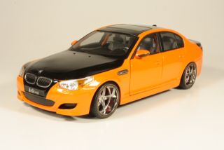 BMW M5 (e60) 2006, oranssi/musta