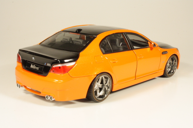 BMW M5 (e60) 2006, oranssi/musta