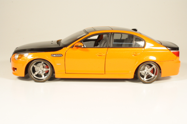 BMW M5 (e60) 2006, oranssi/musta