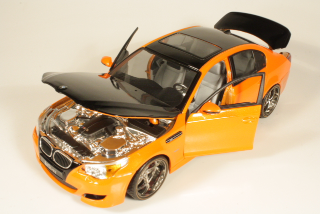 BMW M5 (e60) 2006, oranssi/musta