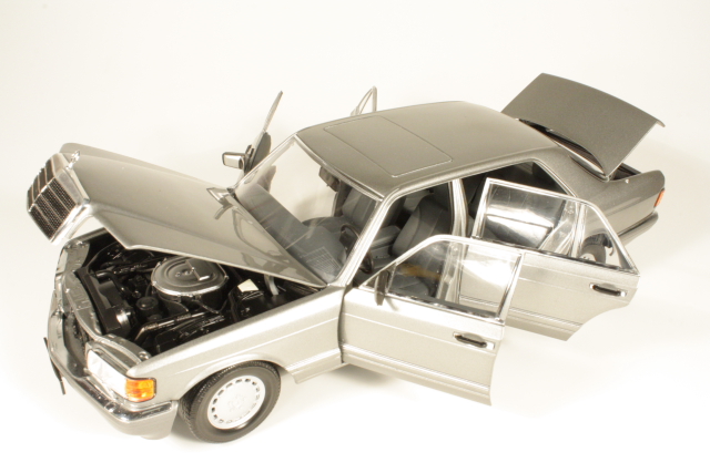 Mercedes 560SEL (w126) 1985, harmaa