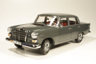 Mercedes 200 Limousine (w110) 1966, tummanharmaa