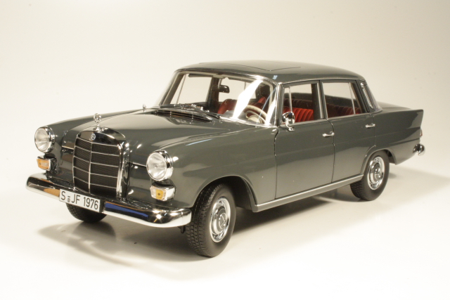 Mercedes 200 Limousine (w110) 1966, tummanharmaa