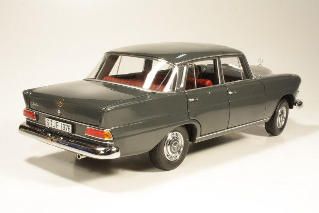 Mercedes 200 Limousine (w110) 1966, tummanharmaa