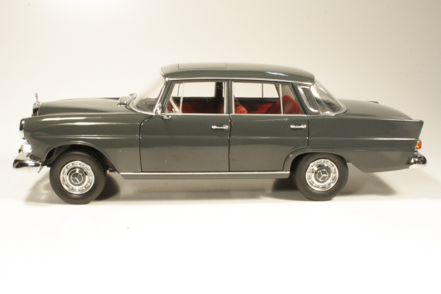 Mercedes 200 Limousine (w110) 1966, tummanharmaa
